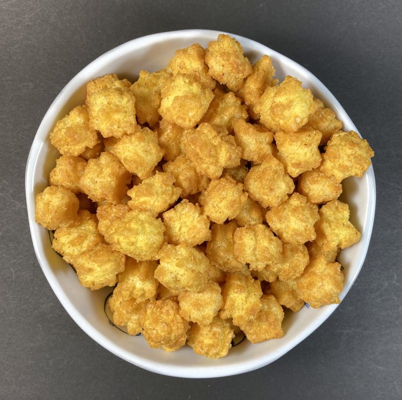 大豊製菓工業株式会社 カレーおつまみをお皿に盛る