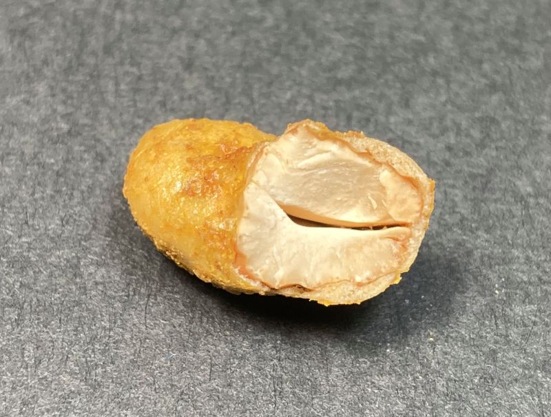 宮澤のスナック カレーカシューナッツの1つを半分にカット