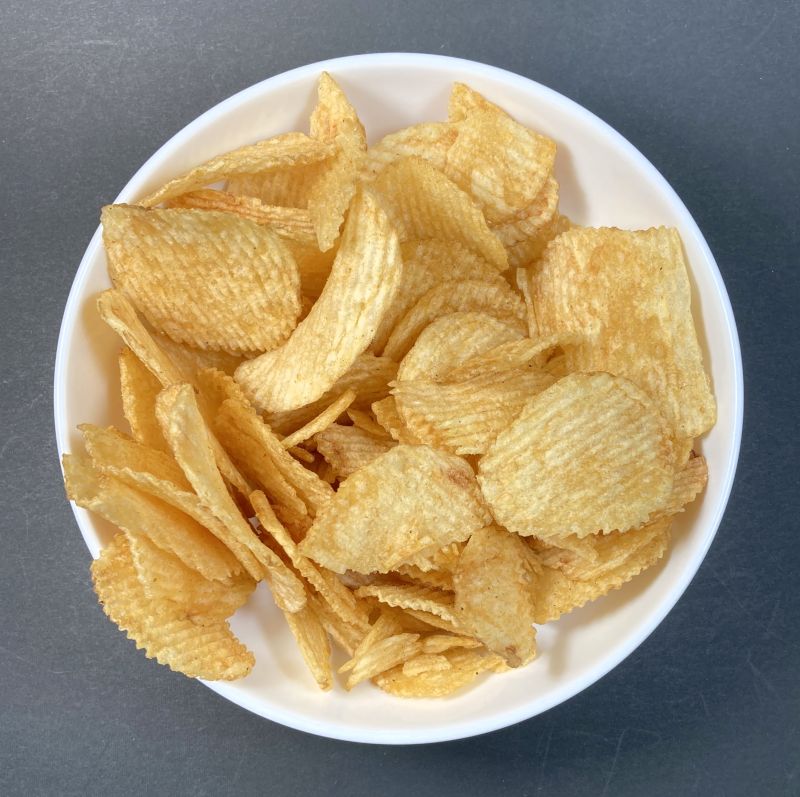 うなぎいも協同組合 LaLaCurry SPICY POTATO CHIPをお皿に盛る