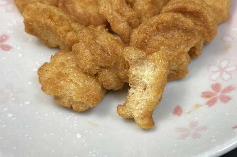 カレー かめせんを半分にカットする