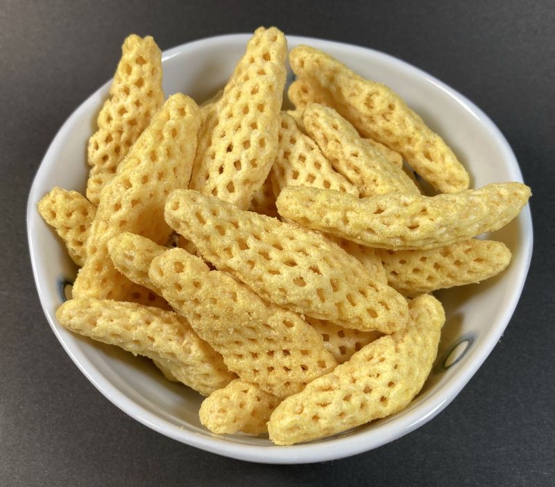 ヤマザキビスケット株式会社 プチコーン カレー味をお皿に盛る