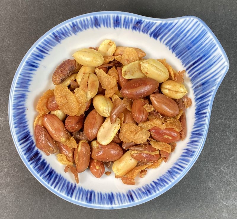 Fried Garlic & Peanuts Spicy curry flavorをお皿に盛り付ける