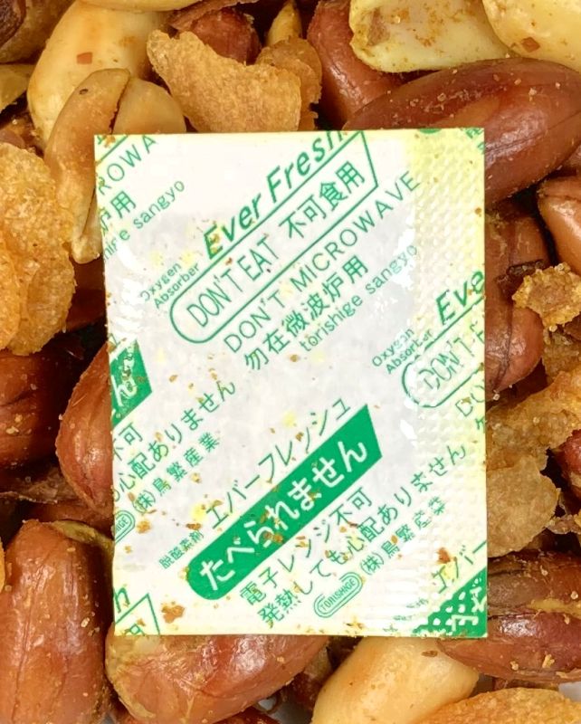 Fried Garlic & Peanuts Spicy curry flavorの袋の中に入っていた乾燥剤