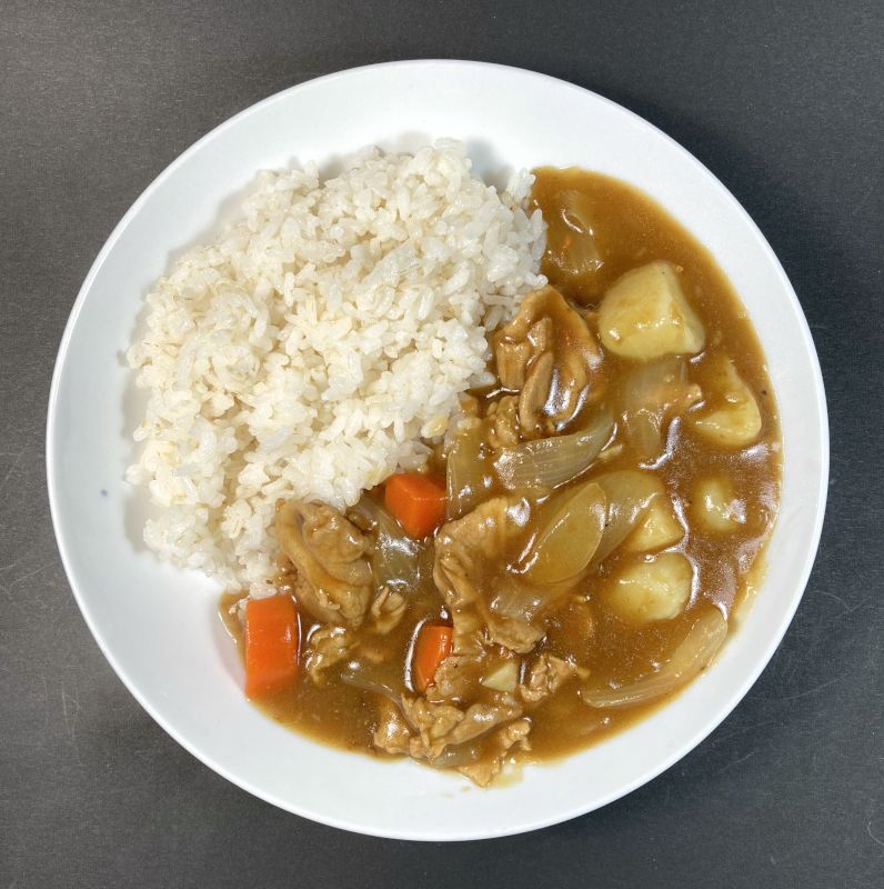 エスビー食品株式会社 おいしさギューッと とけ込むカレー 甘口をお皿に盛る