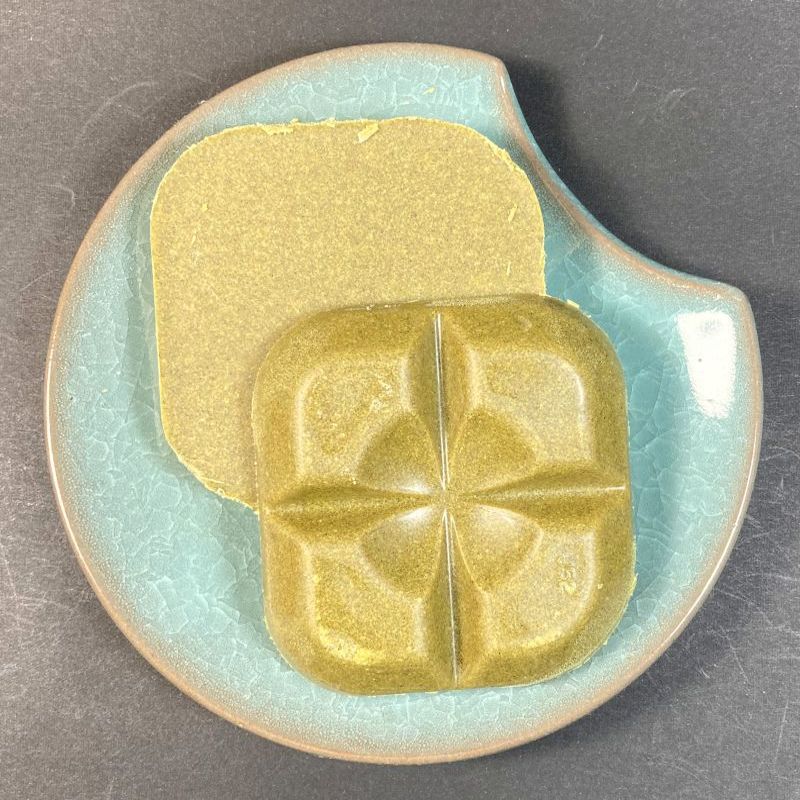 エスビー食品株式会社 おいしさギューッと とけ込むカレー 中辛のルウをお皿に盛る