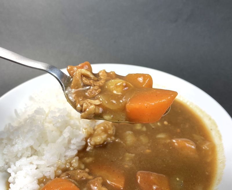 S&B_とろけるカレー_辛口スプーンですくう画像