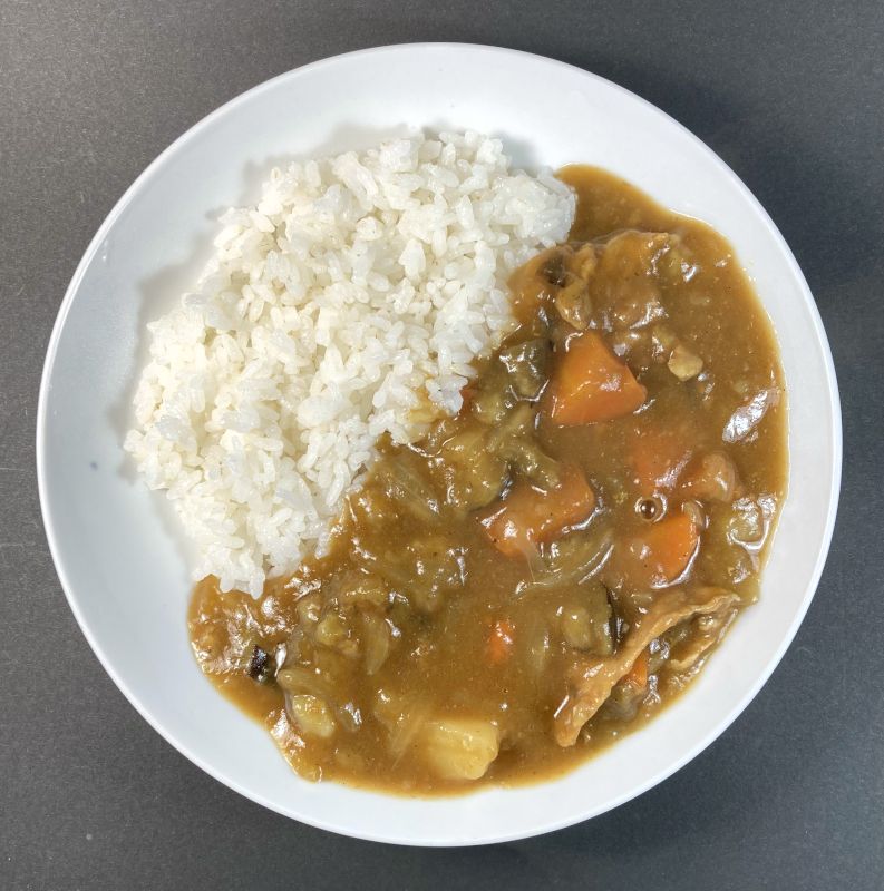 イオン株式会社 香りと旨みの焙煎仕立てカレー 甘口の完成お皿に盛る