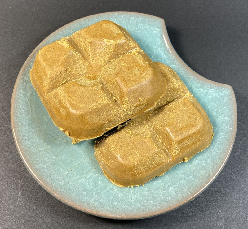 イオン株式会社 香りと旨みの焙煎仕立てカレー 甘口のルウを皿に出してみる