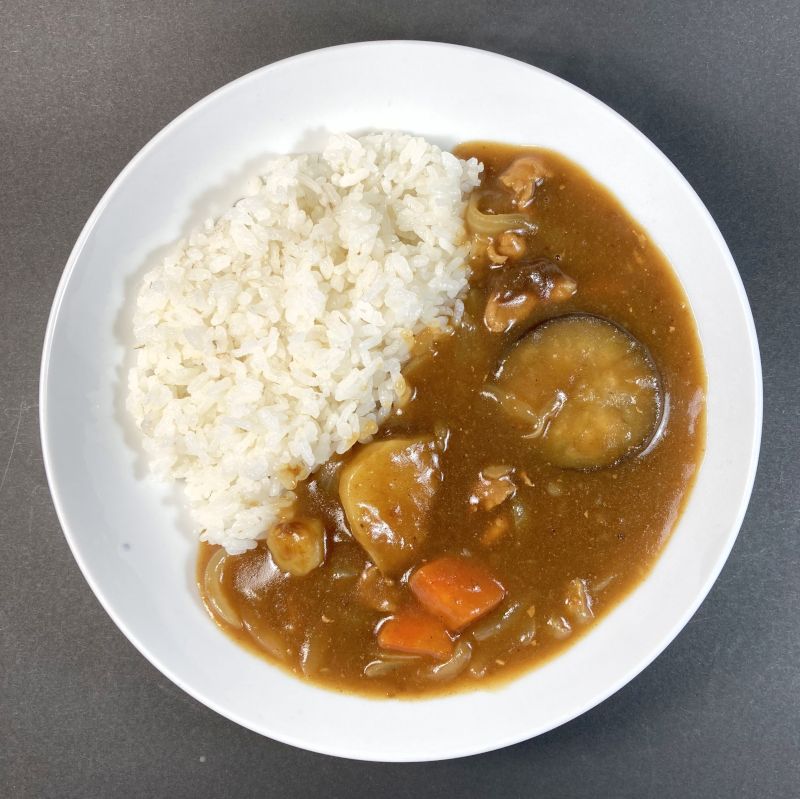 イオン株式会社 BESTPRICE 香りと旨みの 焙煎仕立てカレー 辛口をお皿に盛る