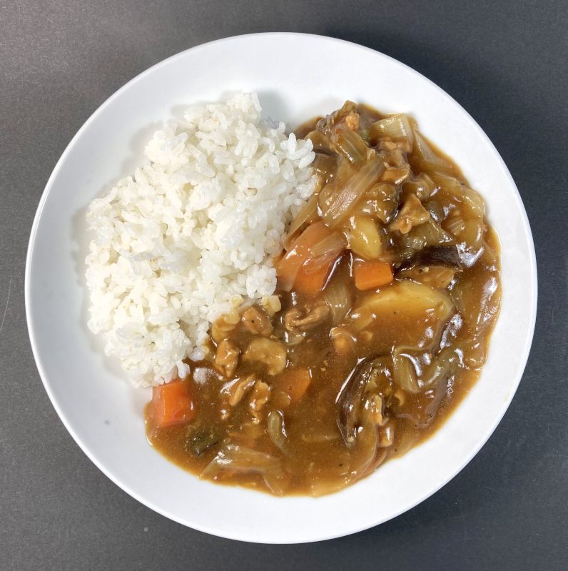 イオン株式会社 香りと旨みの焙煎仕立てカレー 中辛をお皿に盛る