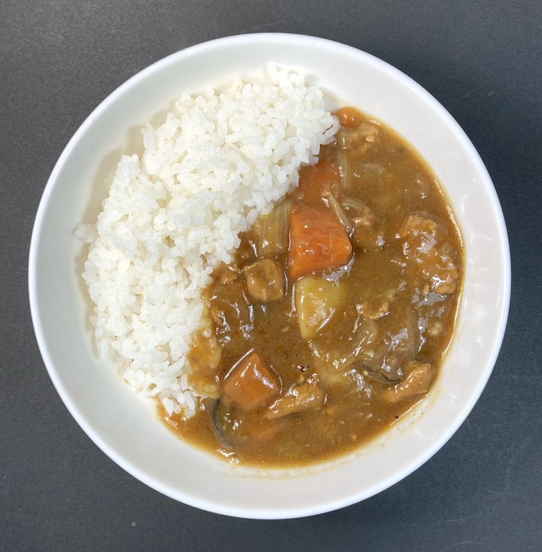 イオン株式会社 香りと旨みの焙煎仕立てカレー 中辛の1日置いたカレーをお皿に盛る