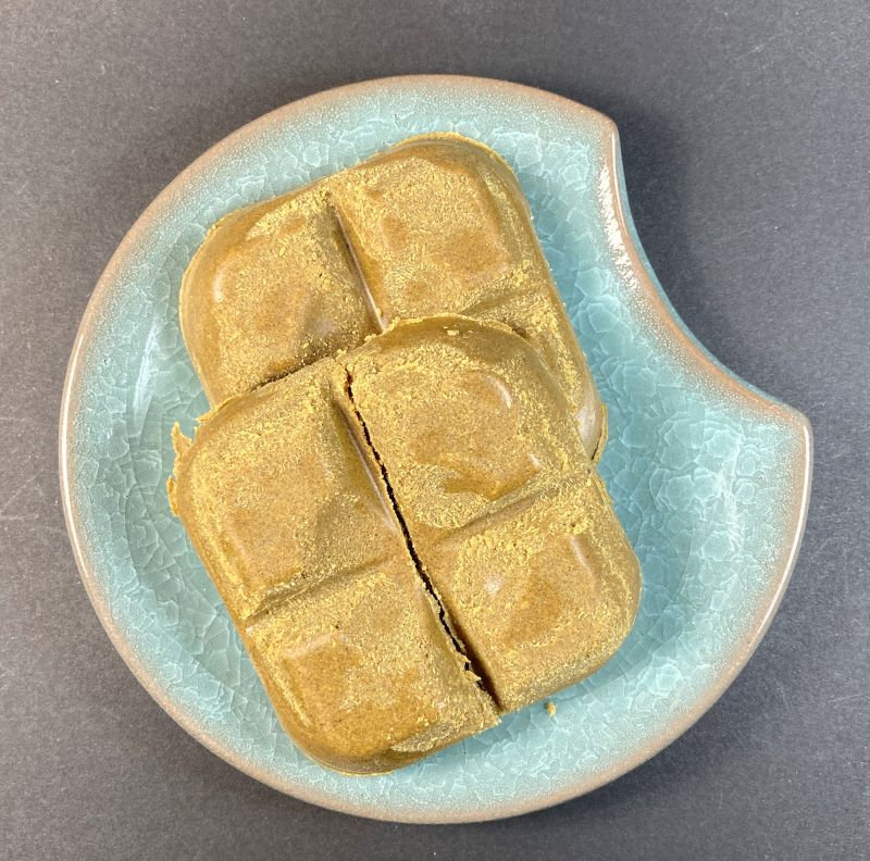 イオン株式会社 香りと旨みの焙煎仕立てカレー 中辛のルウをお皿に盛る