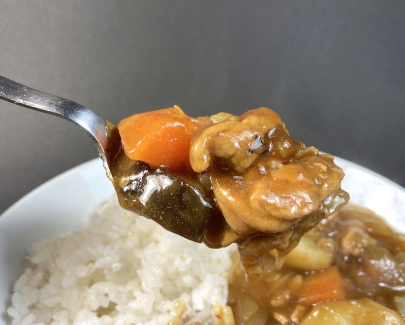 イオン株式会社 香りと旨みの焙煎仕立てカレー 中辛の具材紹介