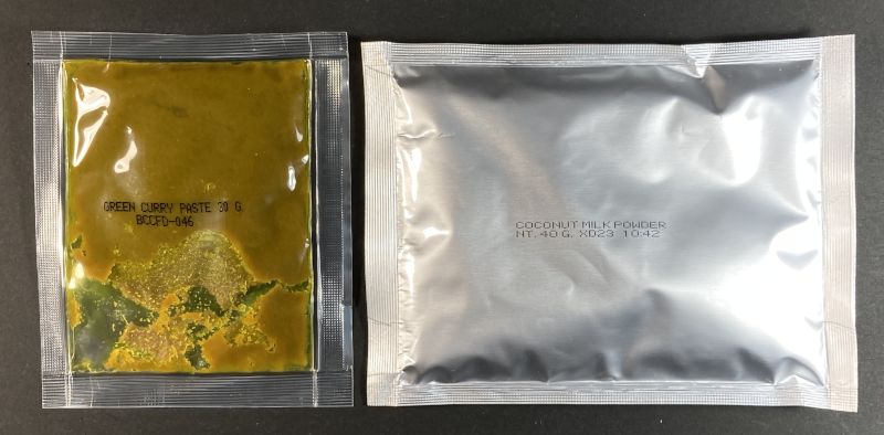 ココナッツミルクパウダーとグリーカレーペーストの小袋