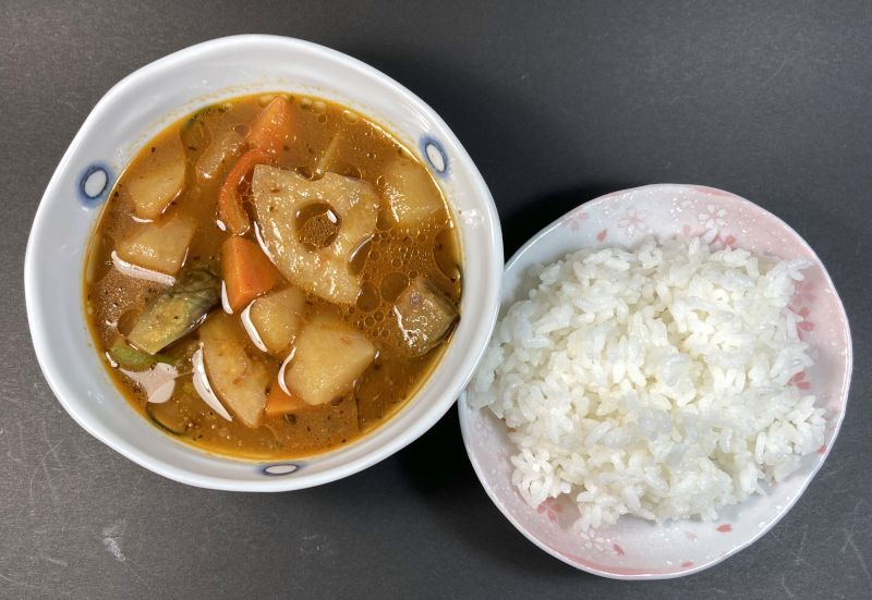 ベル食品株式会社 北海道スープカレーをライスで食べる
