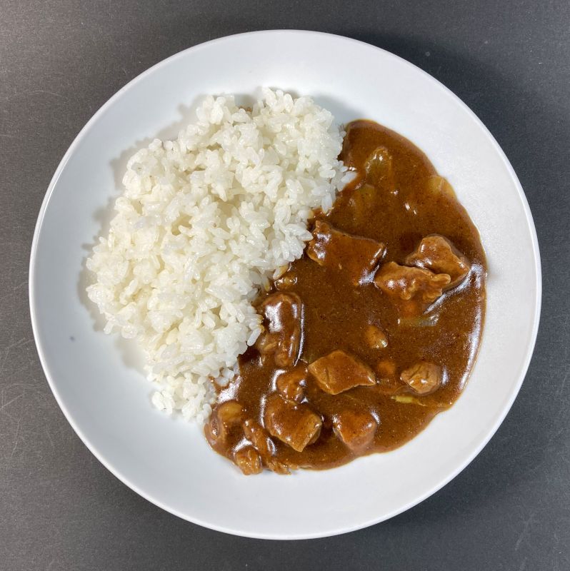 PLATINUM EXCELLENT CURRY RUOXをお皿に盛りつける