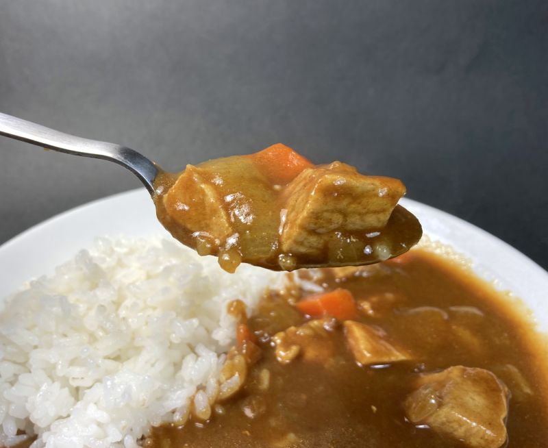 コスモ食品株式会社 コスモ直火焼 りんごカレー・ルー 甘口をスプーンですくう画像