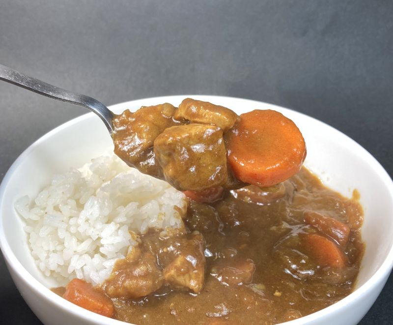 コスモ食品株式会社 コスモ直火焼 りんごカレー・ルー 甘口をスプーンですくう画像