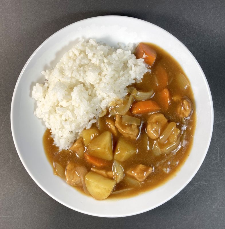 on365 コクが自慢のカレー 中辛完成をお皿に盛り付ける
