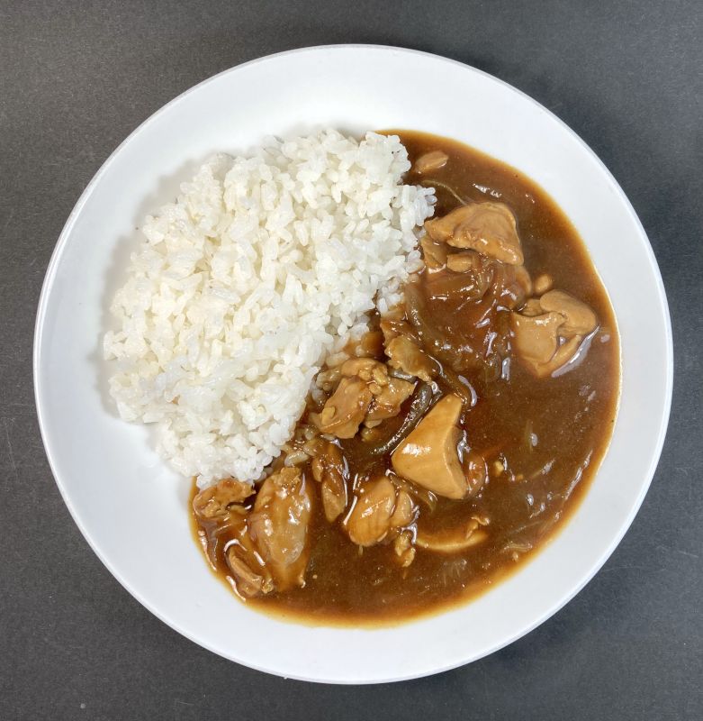 株式会社フジフーズデザイン 料理教室の特製カレー ABC Cooking Studio監修 中辛をお皿に盛る