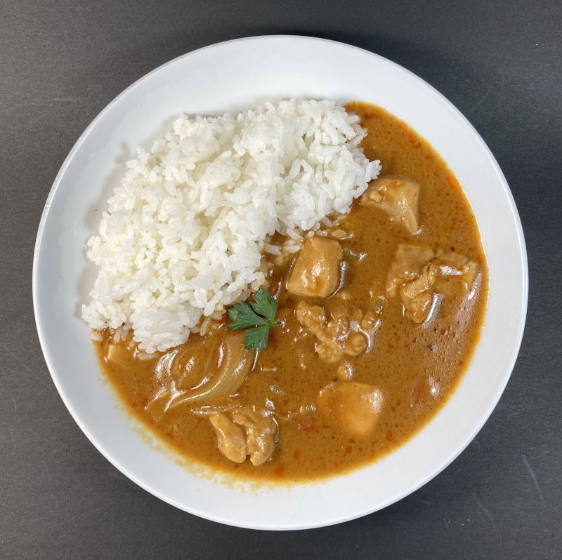 バターチキンカレーをお皿に盛る