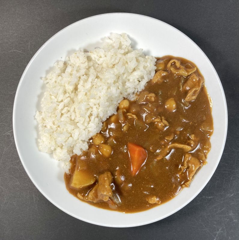 カレー専門店のカレールー中辛をお皿に盛る