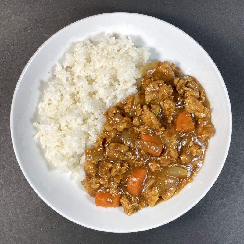 にしき食品 名も無きカレー 500gの完成。お皿に盛り付ける