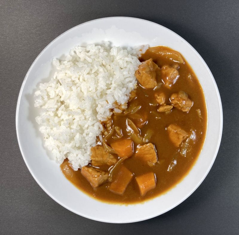 りんごカレー・ルー甘口をお皿に盛る