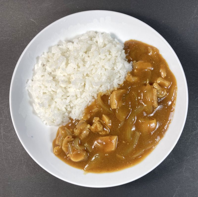 だしの旨みとスパイスのカレー中辛完成、お皿に盛り付ける