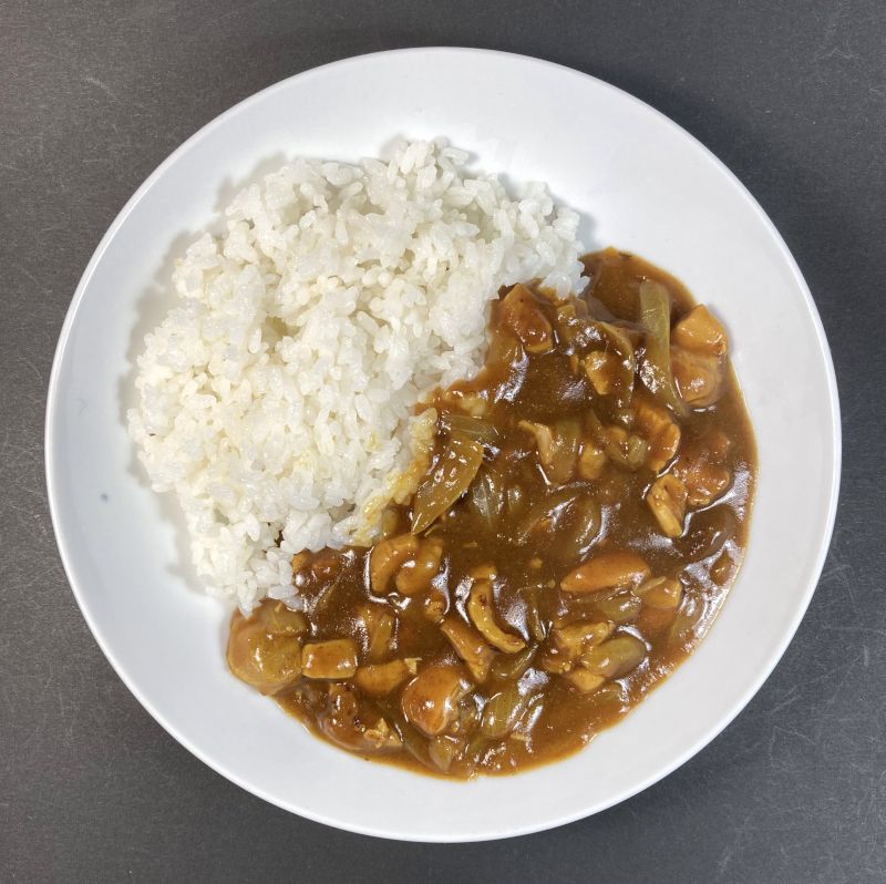 だしの旨みとスパイスのカレー 辛口の完成。お皿に盛り付ける