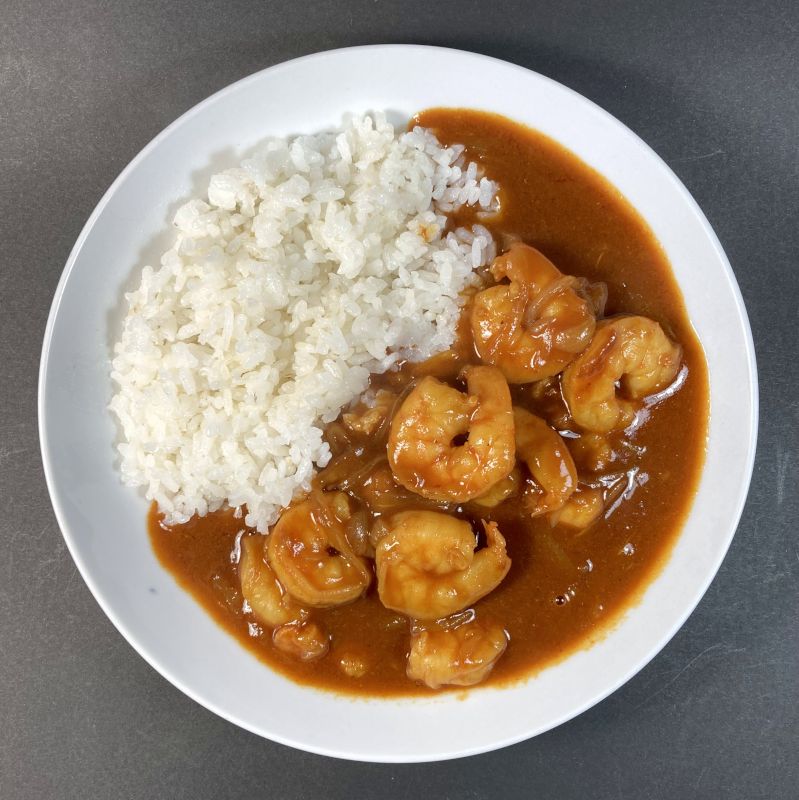 ハウス食品(株) 赤カレー 中辛をお皿に盛る