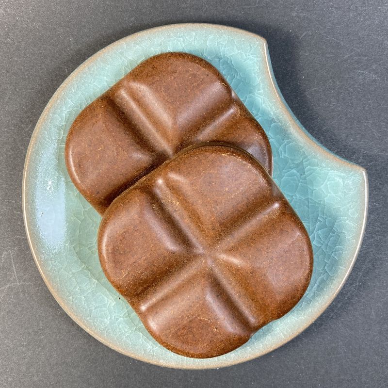 ハウス食品(株) 赤カレー 中辛のルウをお皿に盛る