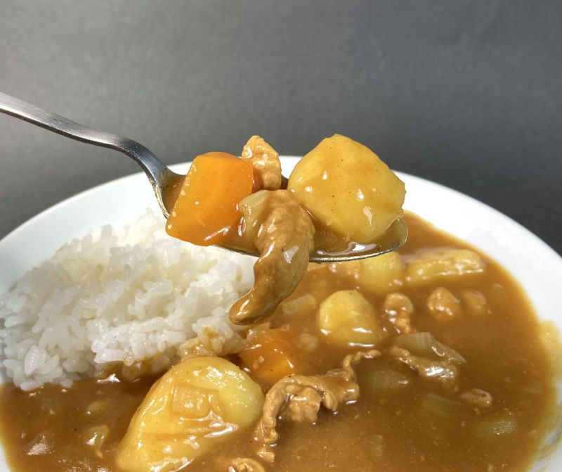 バーモントカレー 甘口をスプーンですくう