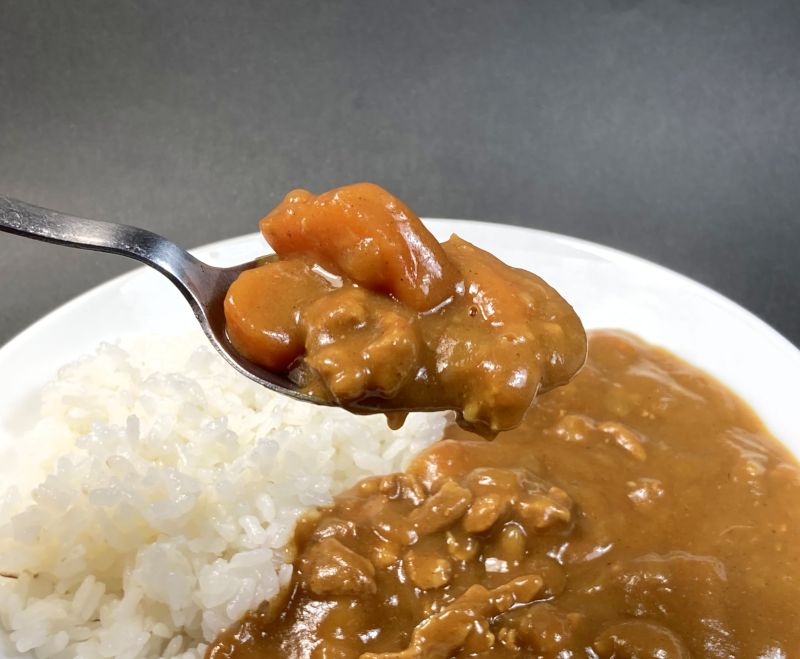 ハウス食品 バーモントカレー 辛口をスプーンですくう