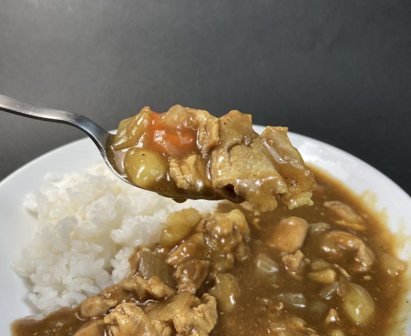 ハウス食品株式会社 X-BLEND CURRY 甘口をスプーンですくう画像