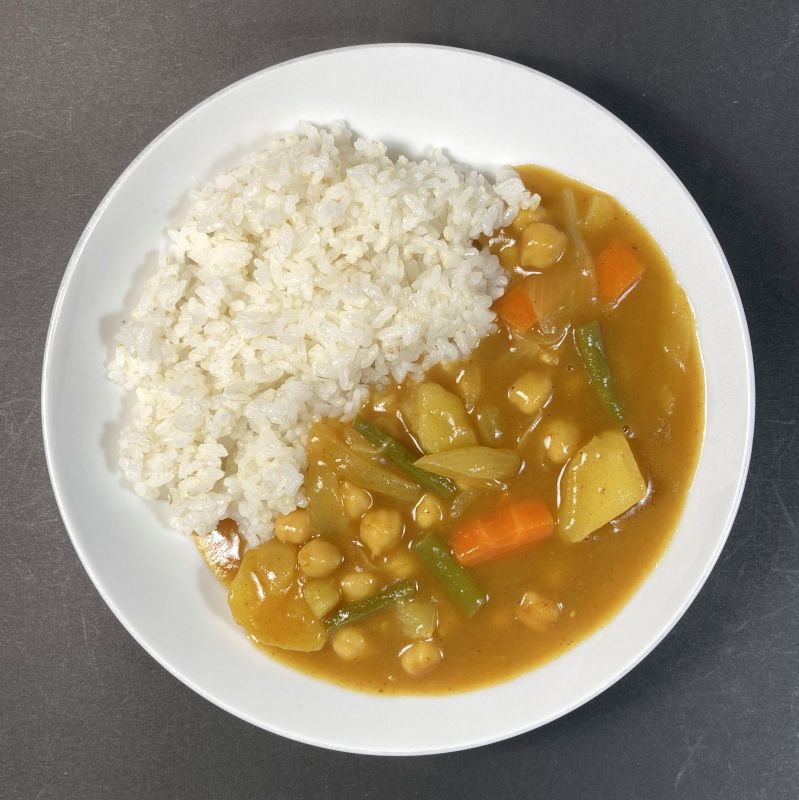 オーガニックカレールゥ 中辛をお皿に盛り付ける