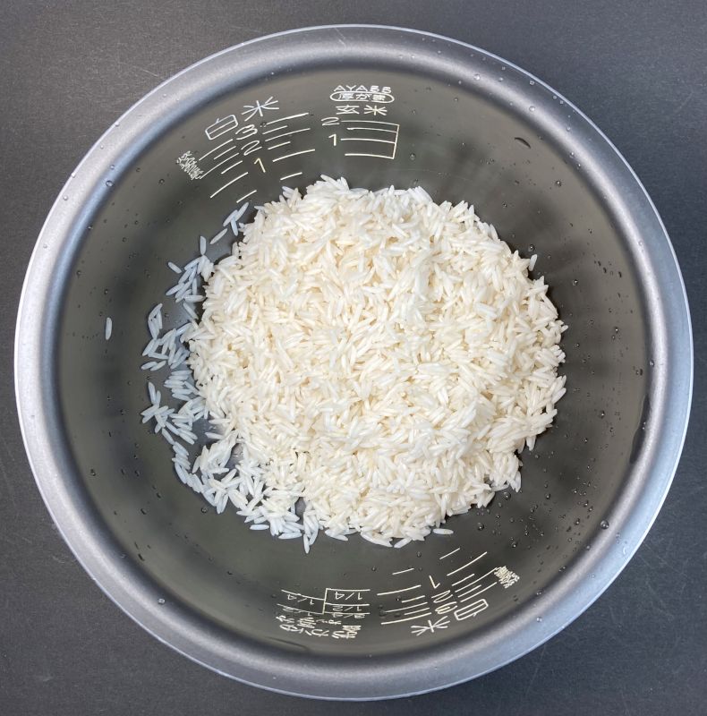 株式会社キャメル珈琲 Biryani_Chicken_Dum_水につけ終わったバスマティ