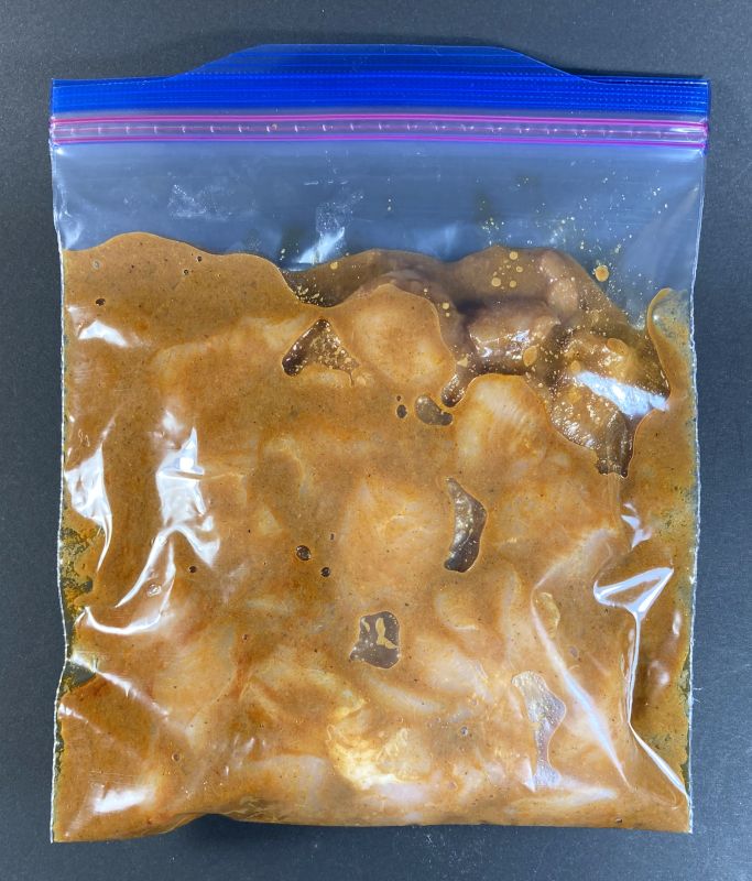 株式会社キャメル珈琲 Biryani_Chicken_Dum_ビリヤニの素に鶏肉をつける