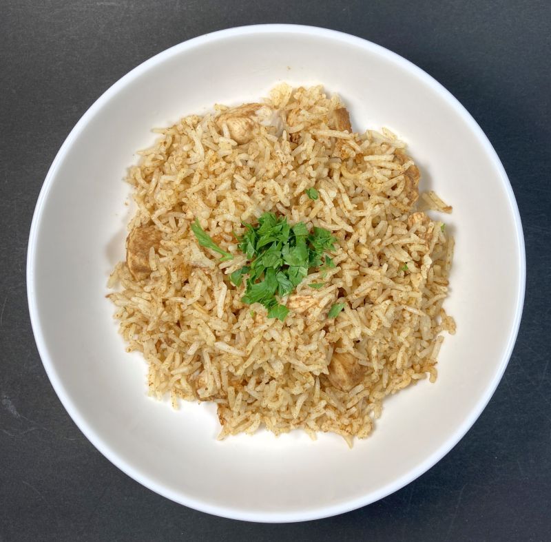 株式会社キャメル珈琲 Biryani_Chicken_Dumをお皿に盛る