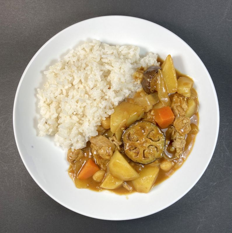 奄美カレー 中辛をお皿に盛り付ける