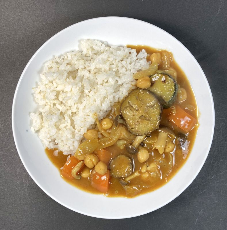 株式会社風と光 VEGAN CURRY ORGANIC CURRY 中辛をお皿に盛り付ける