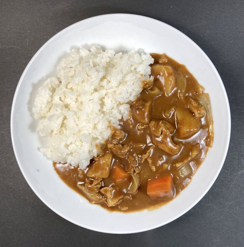 自然の味 そのまんま カレールウ 辛口をお皿に盛り付ける
