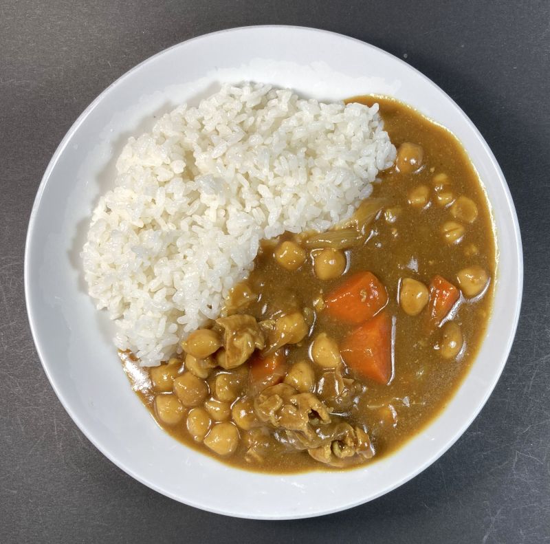 酵母エキス不使用 有機栽培玄米使用 自然の味 そのまんま カレールゥ 甘口で作ったカレーをお皿に盛り付ける