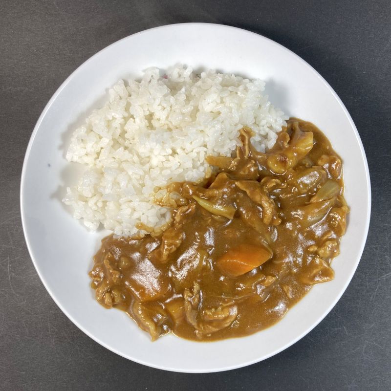 酵母エキス不使用 有機栽培玄米使用 自然の味 そのまんま カレールゥ 中辛で作ったカレーをお皿に盛り付ける