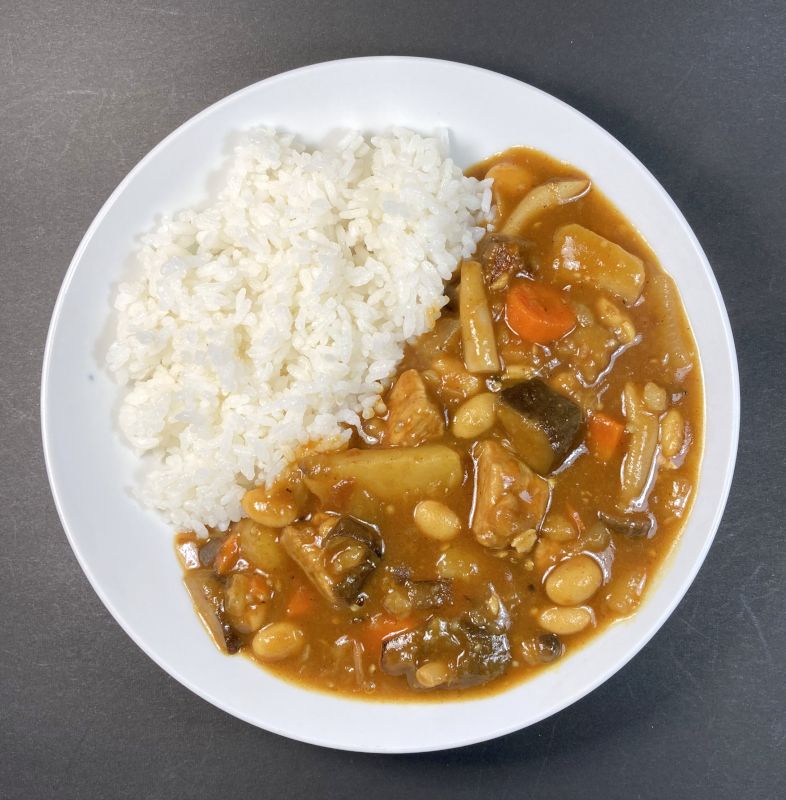 株式会社 エム・トゥ・エム 鎌倉 カレールー 辛口をお皿に盛る