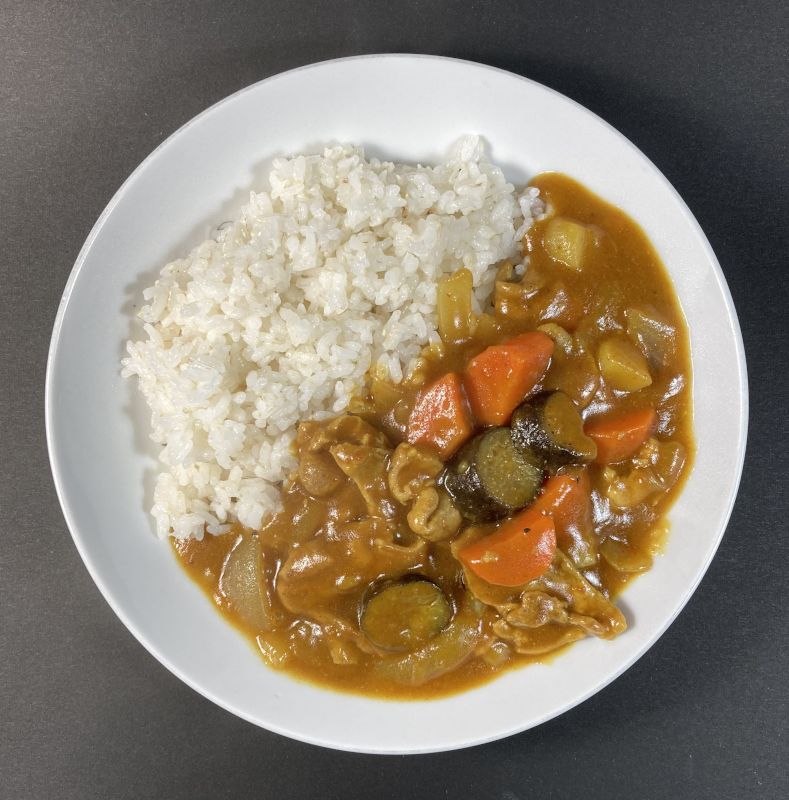 株式会社エム・トゥ・エム 輝美 カレールー 中辛をお皿に盛る