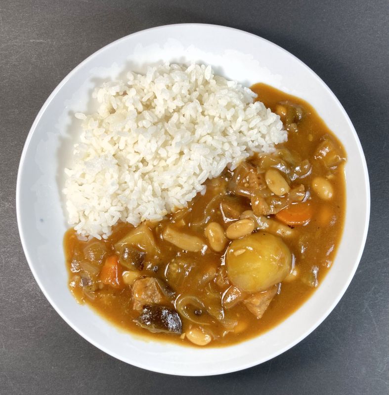 株式会社 エム・トゥ・エム 成城石井 おうちでカレールー 甘口をお皿に盛る