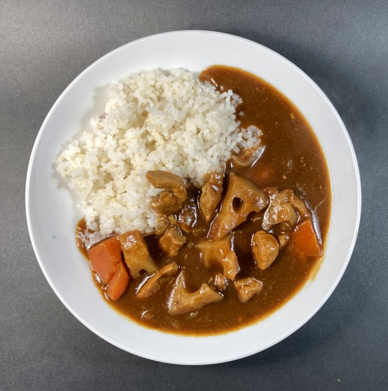 新宿 中村屋 カレールウ 中辛を皿に盛り付ける