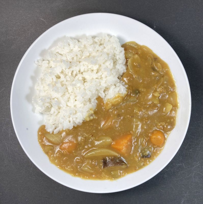 ベジタリアンのためのカレー 中辛の完成をお皿に盛り付ける