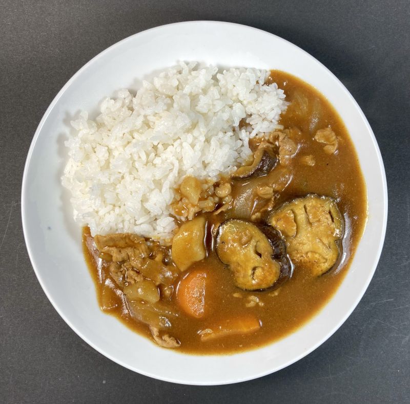 株式会社 三田屋総本家 カレールウ 中辛をお皿に盛り付ける